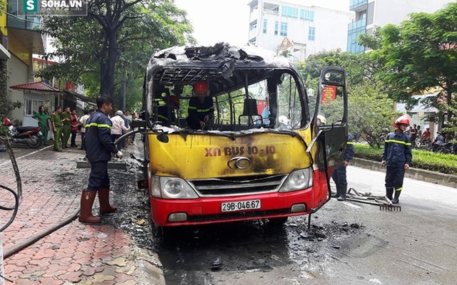 Hà Nội: Xe buýt đang di chuyển bất ngờ phát nổ rồi cháy trơ khung