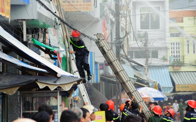 Cảnh sát trèo thang vào nhà dân chữa cháy