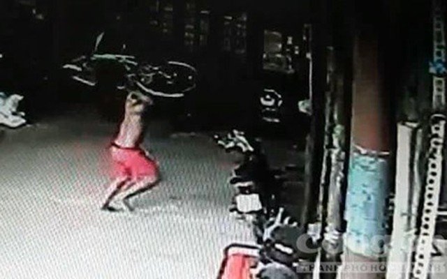'Quý tử' rượt đuổi, đánh mẹ bằng xe đạp