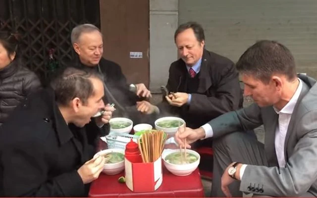 Video các đại sứ châu Âu ăn phở đường phố Việt gây sốt