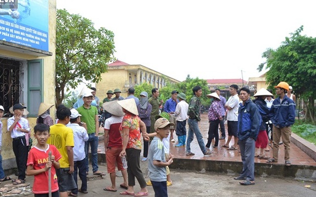 Bắt được nữ quái trộm chó, dân quây trụ sở công an đòi xử lý