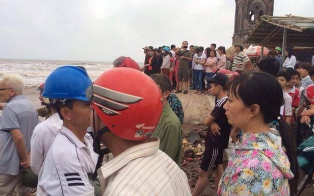 3 nam sinh lớp 11 mất tích khi tắm biển ở Nam Định