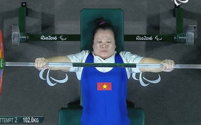 Bộ trưởng Nguyễn Ngọc Thiện thưởng 'nóng' cho nữ VĐV đoạt huy chương đồng Paralympic