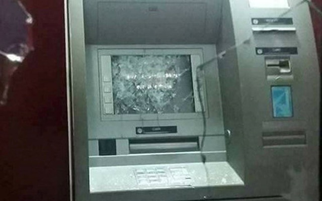 Người đàn ông 'ngáo đá', đập phá trụ ATM