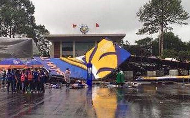 Đồng Nai: Bức tường sắt cao 30 m đổ sập trong mưa