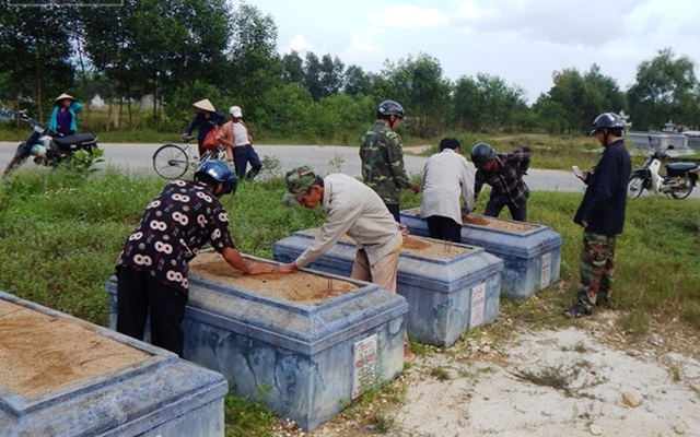 Công an làm việc với người nghi đóng đinh lên hàng nghìn ngôi mộ