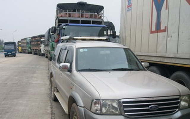 Dân đưa xe chặn trạm thu phí Quán Hàu phản đối tăng phí