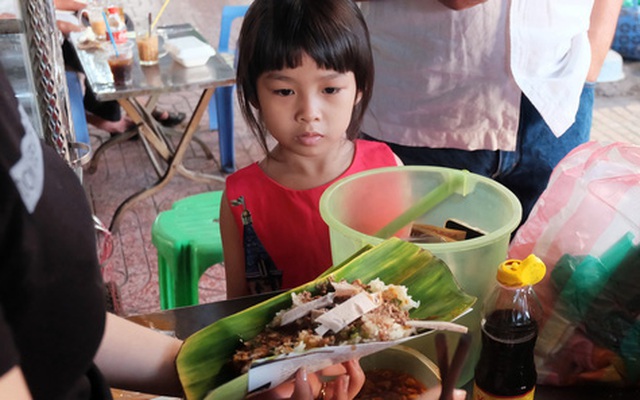 "Vừa ăn vừa khóc" với món xôi cay gần 50 năm luôn hút khách ở Sài Gòn