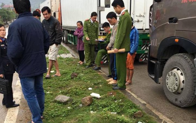 Đi tìm chồng, bị kẻ say khống chế, giở trò đồi bại ngay vệ đường