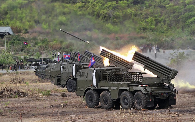 Sức mạnh pháo phản lực phóng loạt cực kỳ lợi hại của Campuchia