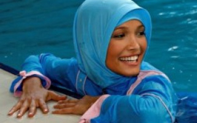 Mặc kín mít hàng ngày, phụ nữ Hồi giáo diện Burkini đi bơi