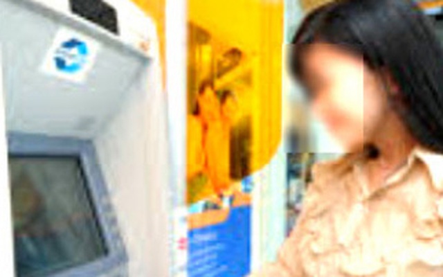 Rút ATM 1,3 triệu được 13 triệu, cô gái nhắn tin sốc khi ngân hàng bắt trả lại