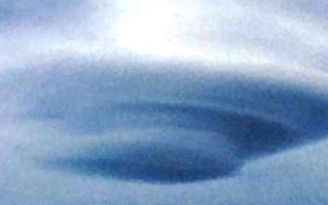 Mây hình UFO liên tiếp che phủ bầu trời trong 2 ngày