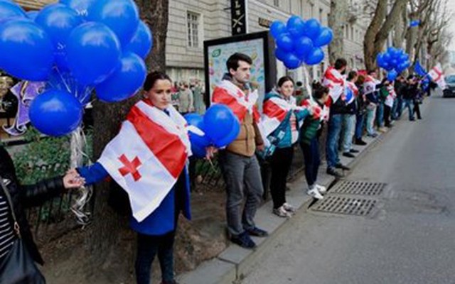 Người biểu tình Gruzia biểu tình phản đối mua khí của Nga