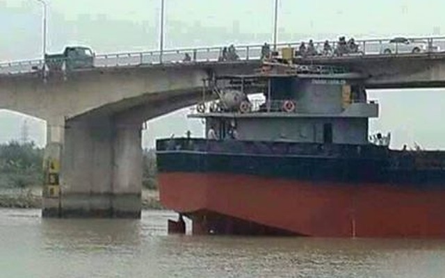 Dùng chính tàu thủy đâm vào cầu ở Hải Dương để đỡ cầu