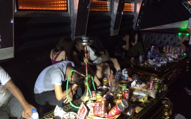 33 nam thanh nữ tú đang “bay” trong quán karaoke bị công an tóm gọn