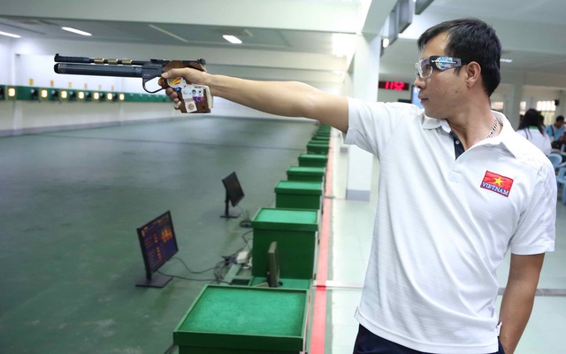 Xạ thủ Hoàng Xuân Vinh trổ tài bắn tắt ngọn nến