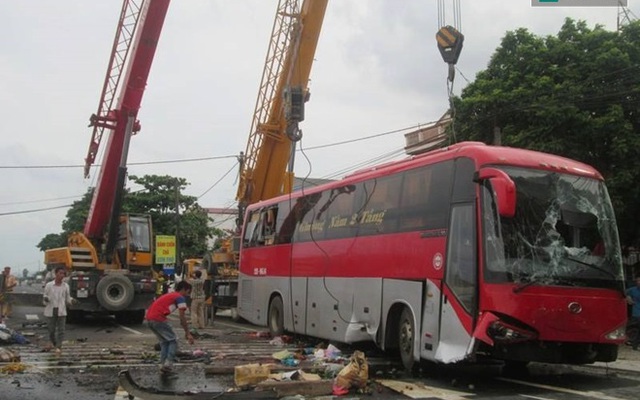 Tránh xe máy, xe khách lật nghiêng, 8 người thương vong