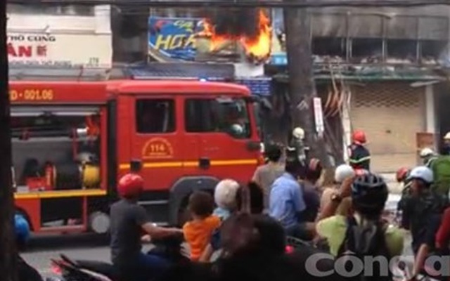 Tiệm sơn xe bốc cháy, hàng chục người hốt hoảng tháo chạy
