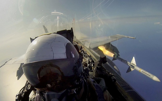 "Bầu trời rực lửa": Tiêm kích Mỹ ngang nhiên giả dạng Không quân Nga!