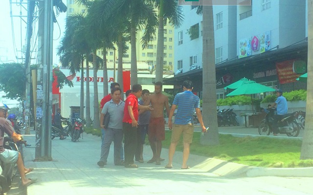Một người nước ngoài la hét trên phố Sài Gòn giữa trưa nắng