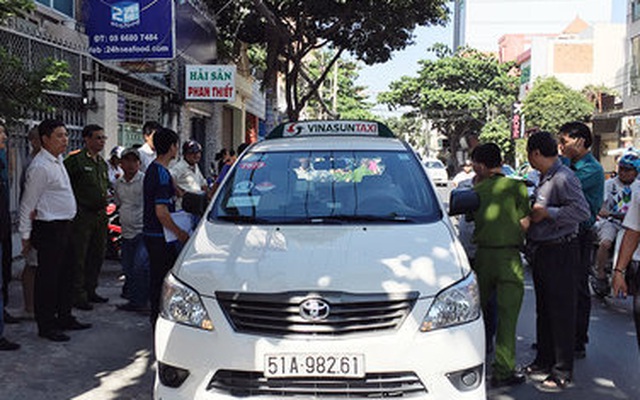 Tài xế taxi tử vong trên chiếc xe khóa kín