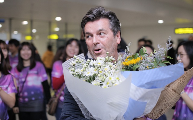 Thomas Anders của Modern Talking thích thú khi được tặng hoa cúc họa mi