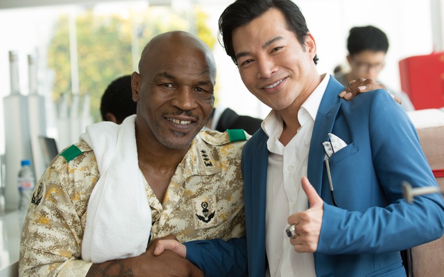 Mike Tyson nắm tay thân thiết với Trần Bảo Sơn trên phim trường