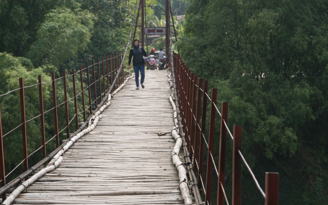 Run rẩy đi qua “cây cầu dành cho người thích cảm giác mạnh” ở Thái Nguyên