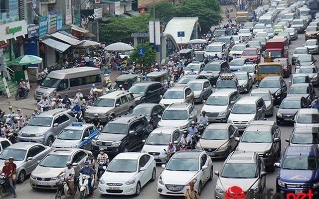 Vì sao Bộ trưởng Thăng “bất ngờ” tuyên bố năm 2020 mới hạn chế xe cá nhân?