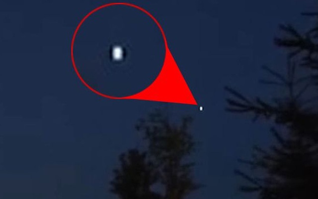 UFO sáng nhấp nháy như muốn liên lạc với Trái Đất?