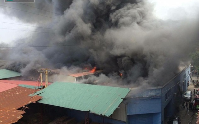 Cháy dữ dội ở Công ty Hồng Hà, khói bốc cao hàng trăm mét