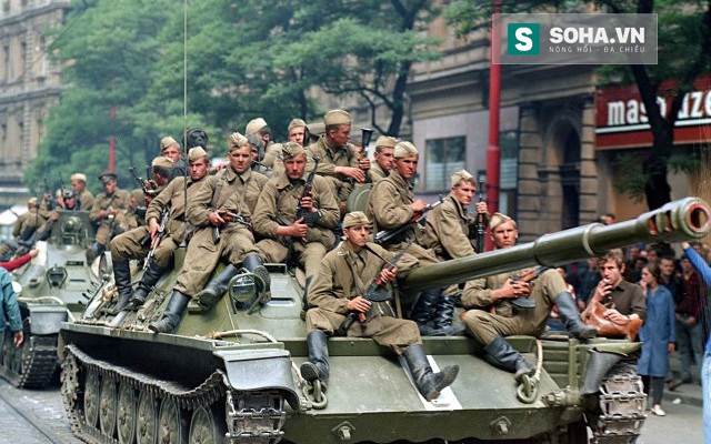 Lính dù, xe tăng và BBCG LX thần tốc phong tỏa chặt Tiệp Khắc