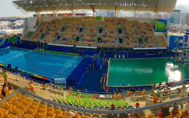 Lạ thường nước trong bể bơi tại Olympic 2016 đổi màu xanh lá chỉ sau một đêm