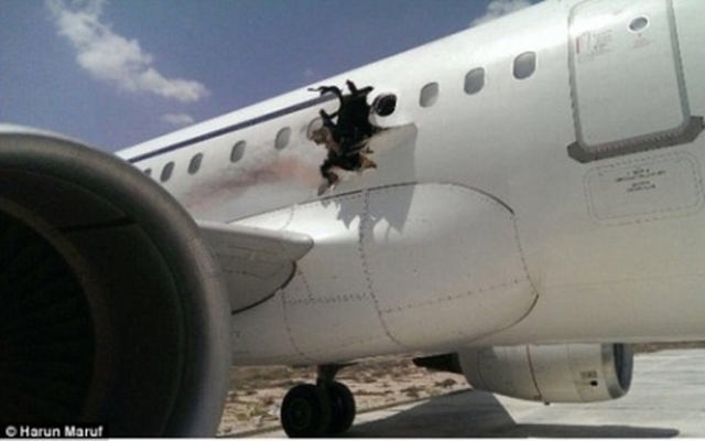 Bom nổ trên máy bay hất 1 người xuống đất từ độ cao 4km
