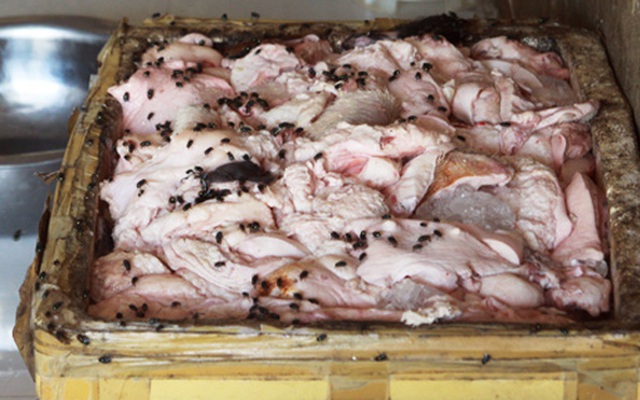 Phát hiện hơn 1 tấn lòng lợn đã chuyển màu và bốc mùi hôi thối