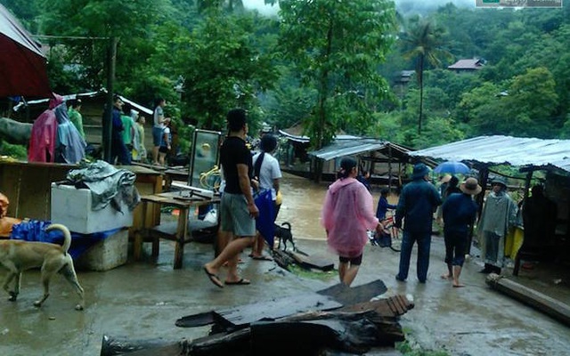 Nghệ An: Lũ về ngập nhà, cuốn trôi 4 ô tô tải