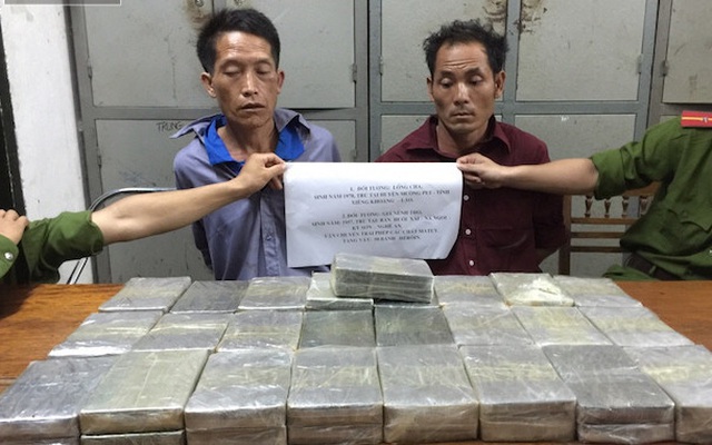 Vác bao tải chứa 50 bánh heroin... đi bán