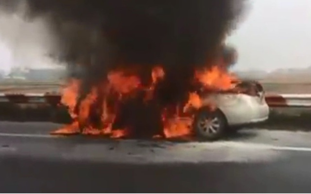 Đang lưu thông trên cao tốc, xe ô tô Hyundai bất ngờ bốc cháy dữ dội