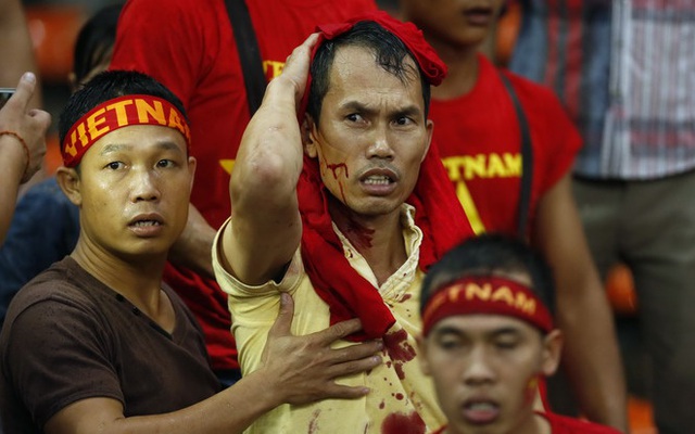 Báo Thái Lan nói điều không tưởng về vụ ném đá của CĐV Việt Nam