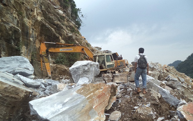 Nghệ An: 3 công nhân bị tảng đá lớn sập xuống đè tử vong