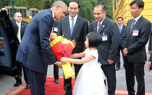 Tổng thống Obama đã nói gì với bé gái lớp 1 tặng hoa cho mình?