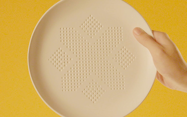 Nghe khó tin nhưng chiếc đĩa này có thể "ăn" bớt mỡ trên món ăn và giúp bạn giảm cân