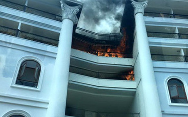 Khách sạn 5 sao đang hoàn thiện bất ngờ cháy dữ dội