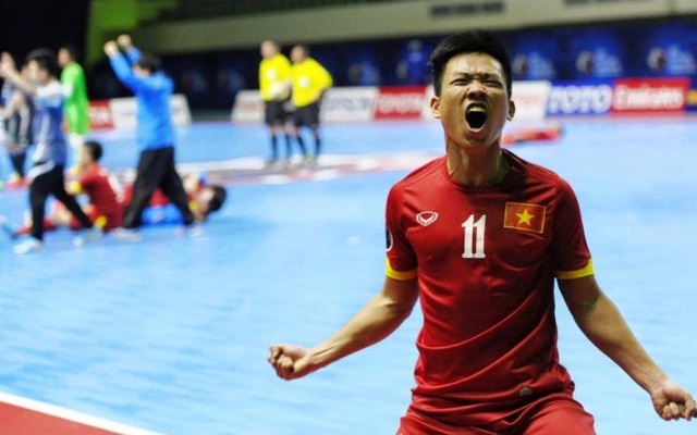 Thủ quân ĐT futsal Việt Nam đấm chảy máu mồm HLV vì vui mừng