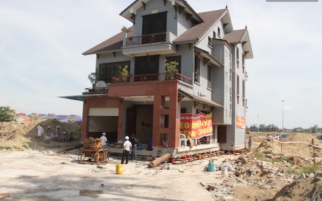 Quá trình di chuyển căn nhà nặng 800 tấn lùi xa 35m ở Nghệ An