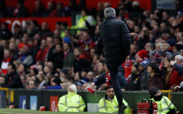 Sợ Mourinho lại đá chai nước, FA tung thêm án phạt kỳ quặc