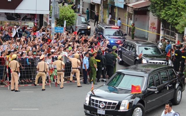 Người dân TP HCM hào hứng chào đón đoàn xe TT Mỹ Obama