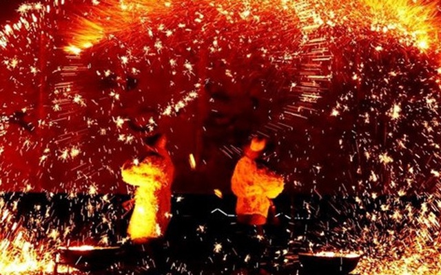 [Photo] Mãn nhãn với màn "múa lửa" cùng thép nóng nghìn độ