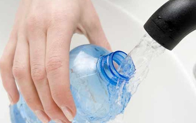 Đừng bơm nước lại những chai nhựa để tái sử dụng nhiều lần, hiểm họa khôn lường